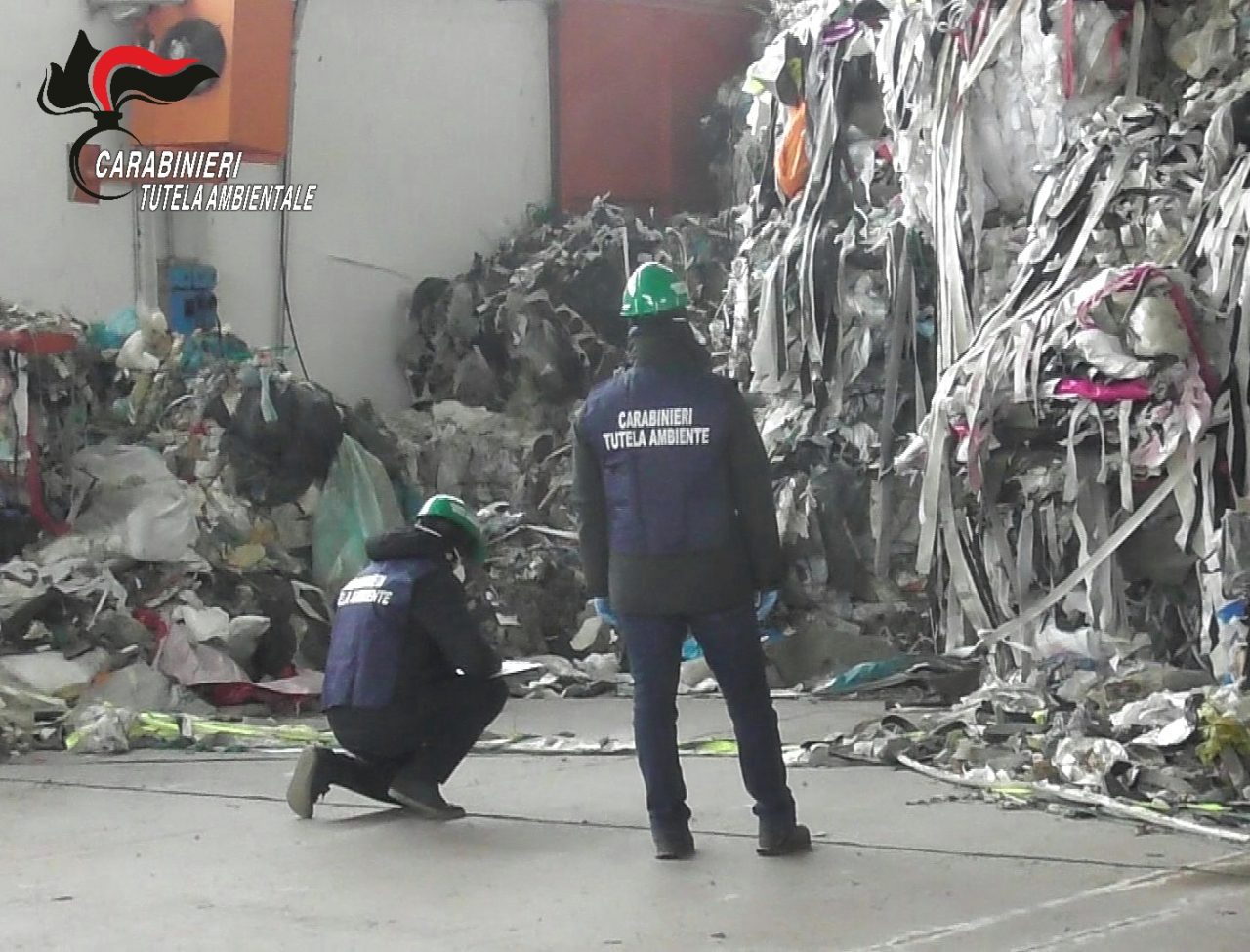 I carabinieri del Noe di Milano sequestrano oltre 1500 metri cubi di rifiuti e due capannoni adibiti a discariche abusive nel Novarese