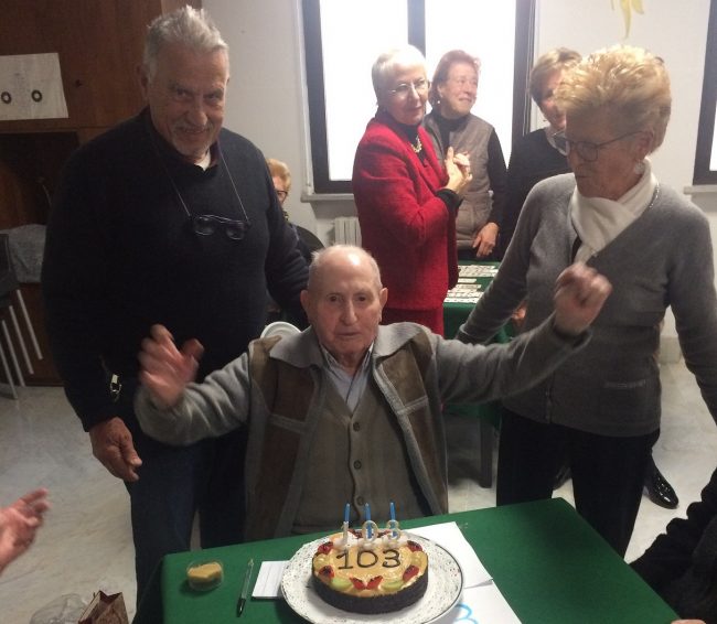 Record patente a 103 anni: alla festa ci va in auto