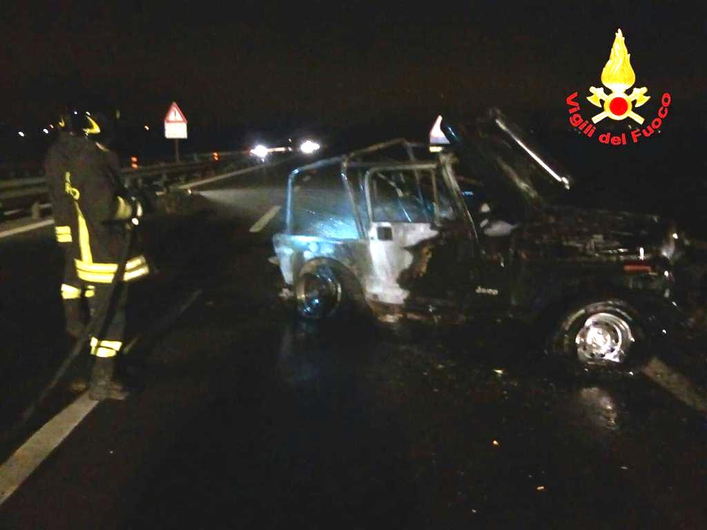Auto prende fuoco in tangenziale