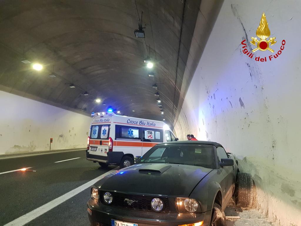 Incidente in galleria sulla A26