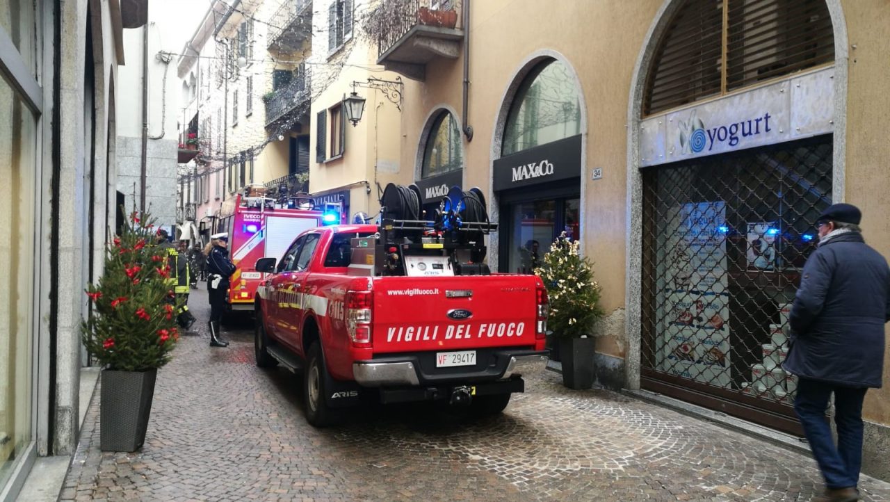 Arona a fuoco due contatori Enel sul Corso: paura per una bimba