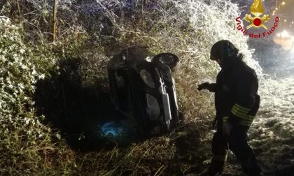 Gozzano, auto si ribalta sulla strada provinciale