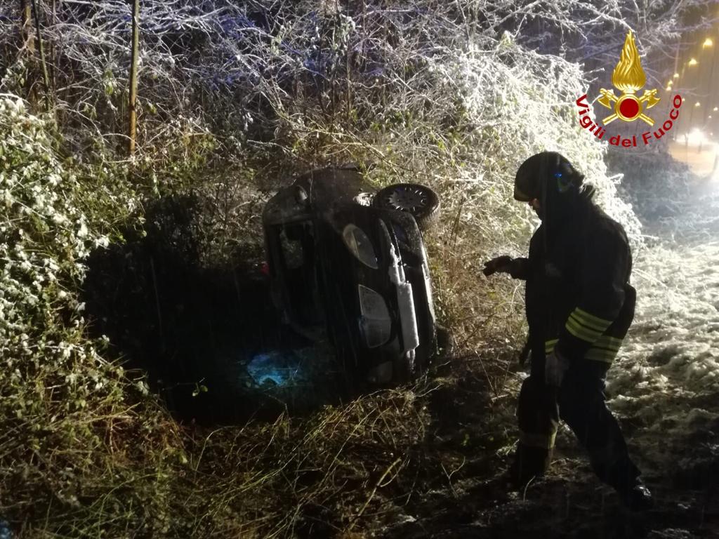 Automobilista incastrato nella sua auto a Gozzano
