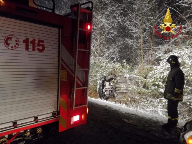 gozzano auto ribaltata strada provinciale 