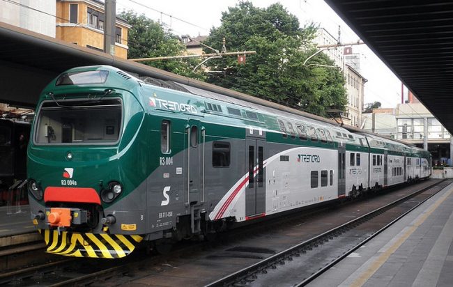 Uomo cammina sui binari della ferrovia lungo la Cossato-Novara