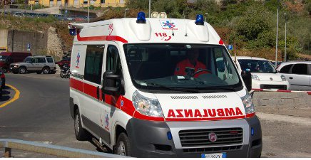 Uomo e donna investiti mentre attraversavano la strada