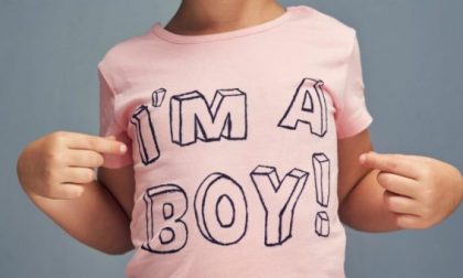 La rivolta del web contro la mamma che preferisce il figlio “sporco” che con abiti rosa