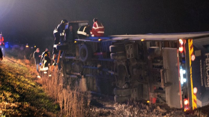 Camion si rovescia a Casalino: era carico di bombole Gpl