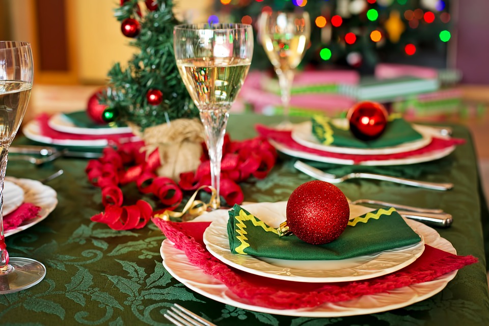 Natale, nuovo Dpcm: tutte le anticipazioni su spostamenti, cene e regali