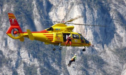 Escursionisti soccorsi in montagna, è polemica: sapete quanto costa un volo dell’elicottero?