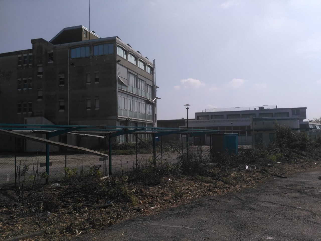 Partita la demolizione dell’ex Ego a Veveri