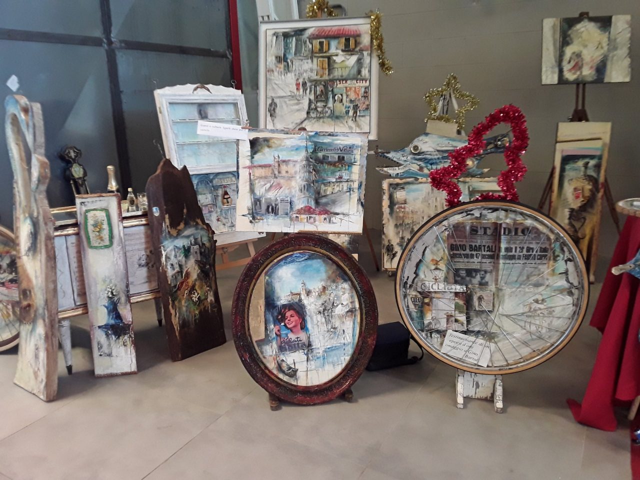 Arte al mercato coperto, quadri e fotografie tra i banchi di viale Dante