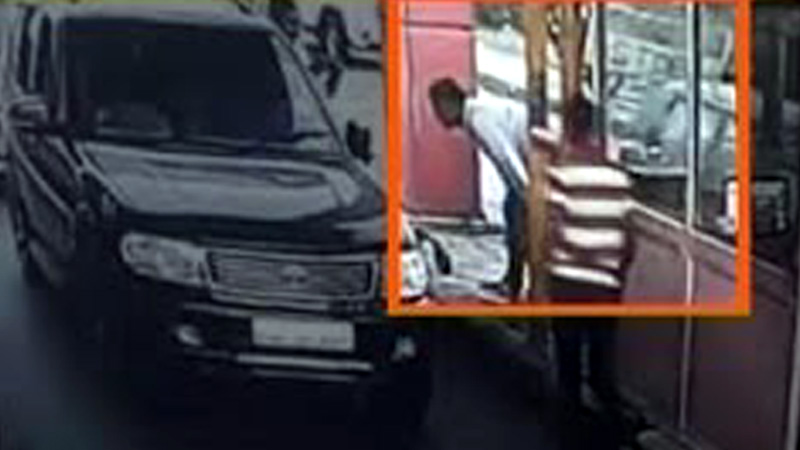 Paga pedaggio: la testa le resta incastrata tra auto e casello