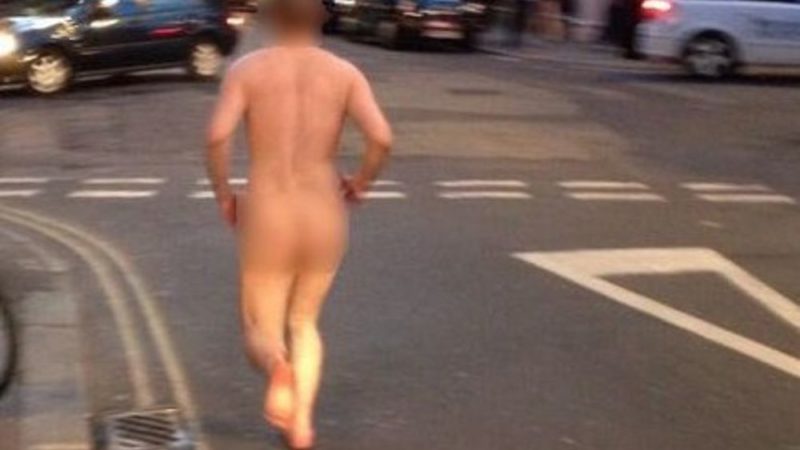 Importuna i turisti e quando arrivano i carabinieri si denuda: sedato e multato