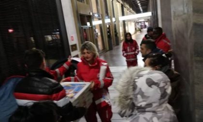 Ordinano 60 pizze ma non si presentano: lui le regala ai senzatetto