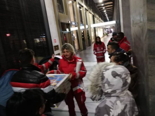 Ordinano 60 pizze ma non si presentano: lui le regala ai senzatetto