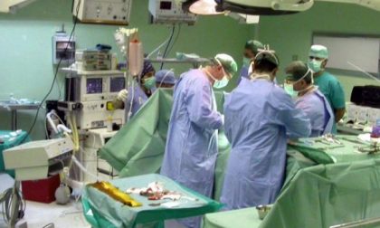 Bimbo beve soda caustica salvato dopo nove ore di intervento