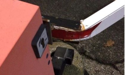Vandali di Natale danneggiano la sbarra del municipio storico di Borgo Ticino
