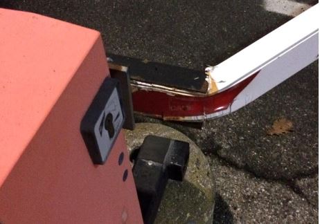 Vandali di Natale danneggiano la sbarra del municipio storico di Borgo Ticino