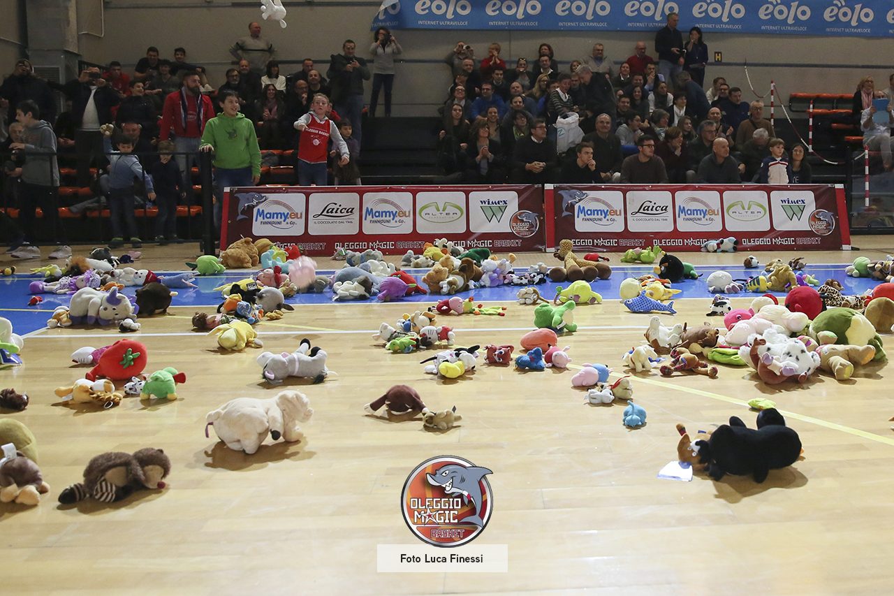 Basket al palazzetto si lanciano i peluche in campo