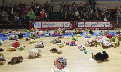 Basket al palazzetto si lanciano i peluche in campo