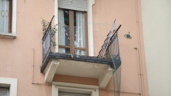 Ringhiera cede, donna precipita dal balcone della sua abitazione