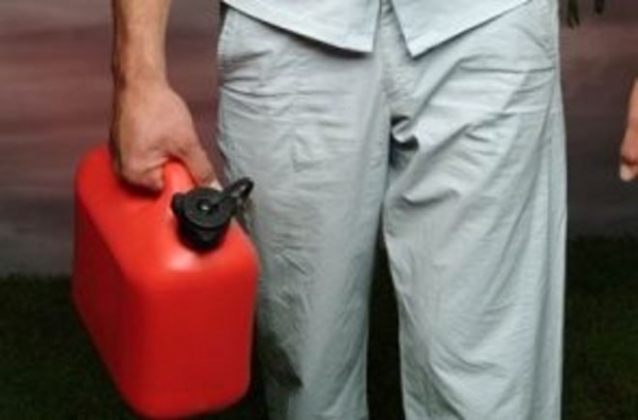 Lesa shock: cosparso di benzina “Dacci i soldi o lo bruciamo vivo”
