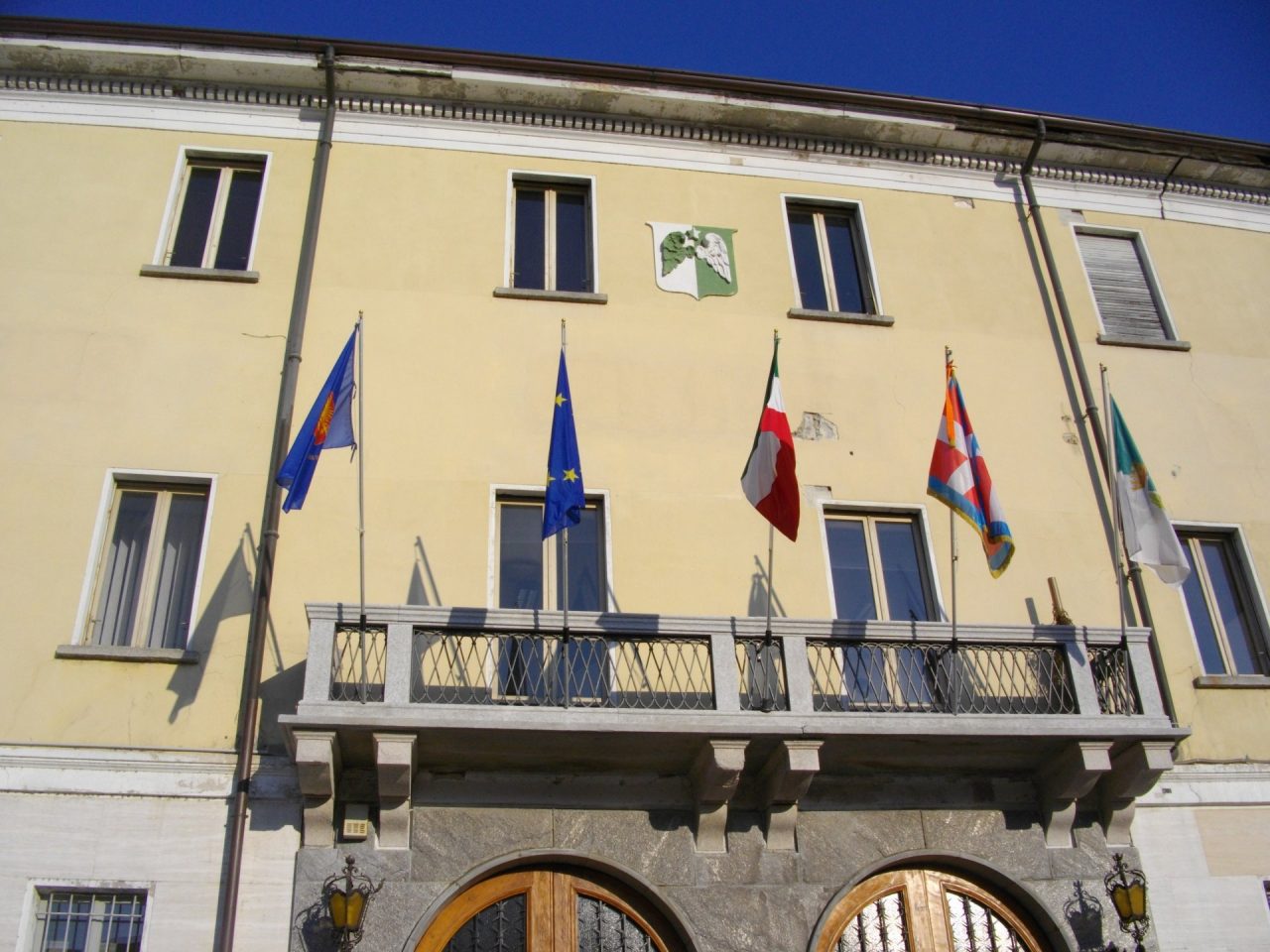 Arona in comune: “Aiutatemi o mi do fuoco” Ma aveva una casa di proprietà