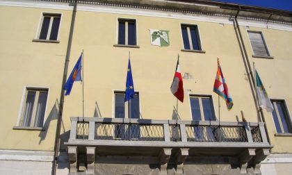 Arona in comune: "Aiutatemi o mi do fuoco" Ma aveva una casa di proprietà