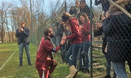 Jessica vuoi sposarmi? Capitan Sangalli in ginocchio prima della partita