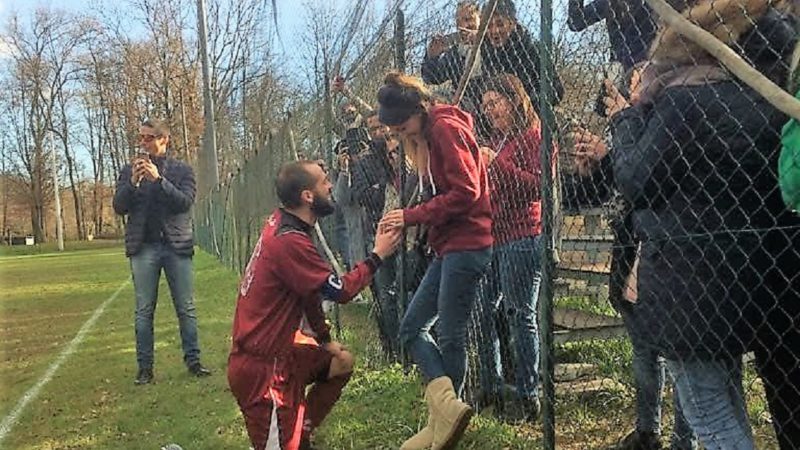 Jessica vuoi sposarmi? Capitan Sangalli in ginocchio prima della partita