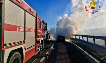 Auto prende fuoco a Novara