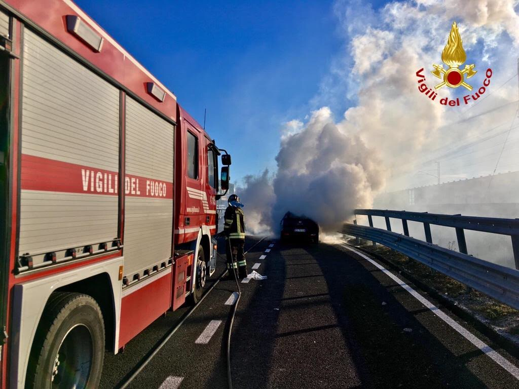 Auto prende fuoco a Novara