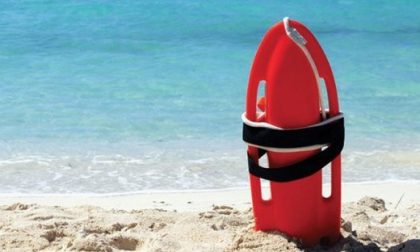 Nuova spiaggia aronese con bagnino e chioschetto