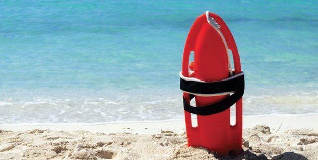Nuova spiaggia aronese con bagnino e chioschetto