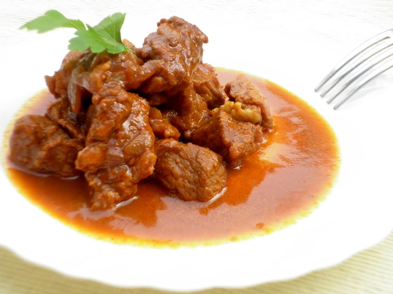 Ladri golosi: rubano e poi si mangiano lo spezzatino