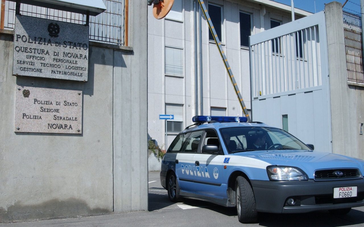 All’esame per la patente con “l’aiutino” tecnologico: denunciati dalla Polizia Stradale di Novara