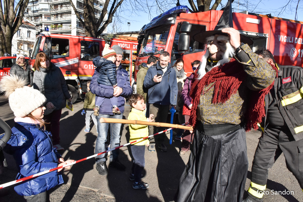 La Befana arriva dall’alto con i Vigili del Fuoco