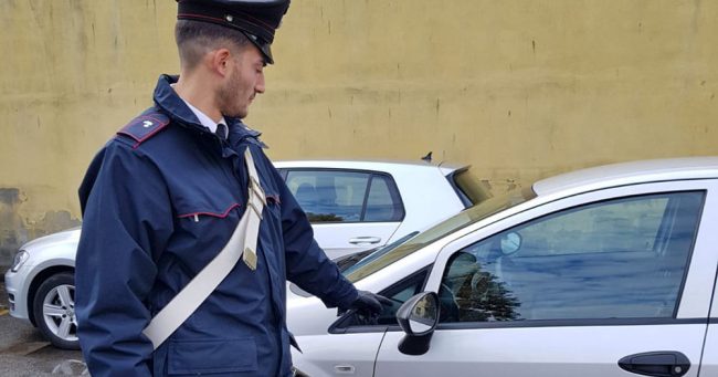 Tentano la truffa dello specchietto a giornalista, ma il colpo fallisce