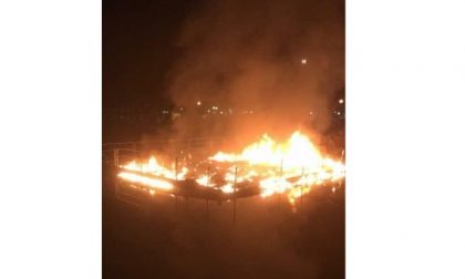 Incendio alla piattaforma sul lago: è stato un 60enne omegnese