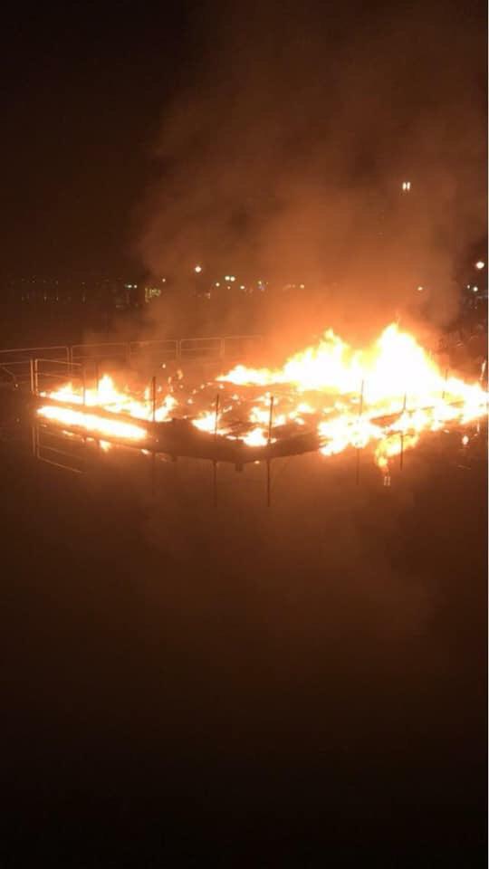 Fiamme a Capodanno: brucia la zattera sul lago