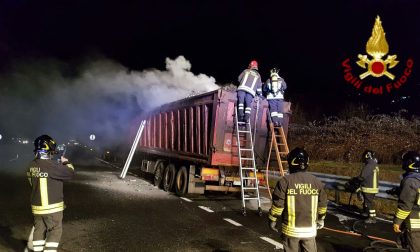 Autoarticolato in fiamme sulla A26