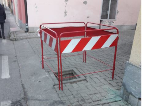 Tombino cede sotto i suoi piedi: pedone sprofonda a Castelletto