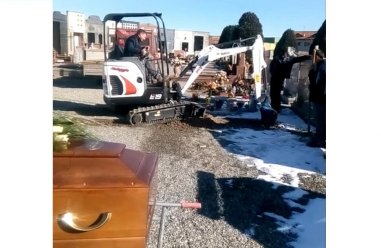 Famiglia del morto aspetta due ore prima di seppellirlo: non c’era la fossa VIDEO