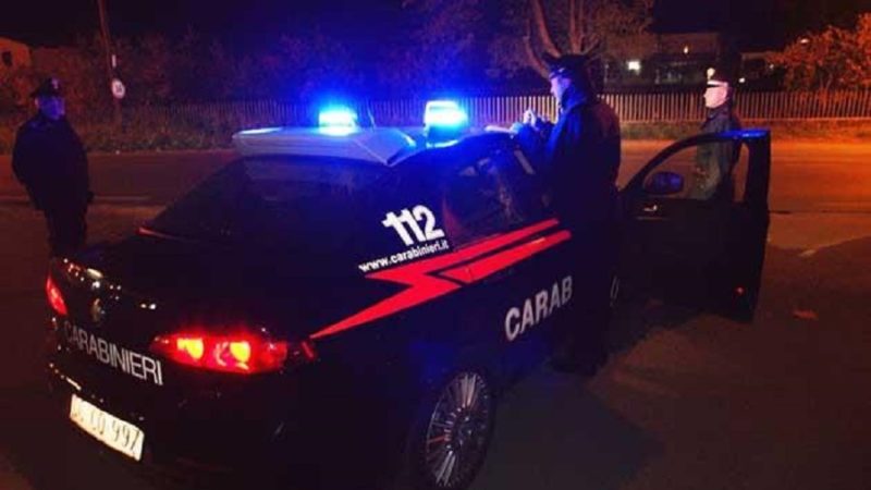 Strappa un borsello a un passante e fugge: preso dopo un inseguimento
