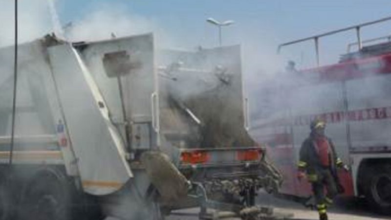 Furgone rifiuti prende fuoco a Fara