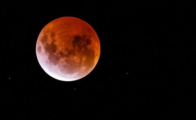 Luna rossa: ve la siete persa? Ecco delle splendide immagini