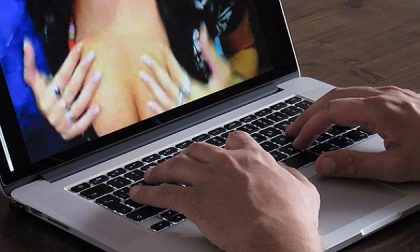 Ricatti web: "Paga o diciamo a tutti che guardi film porno"