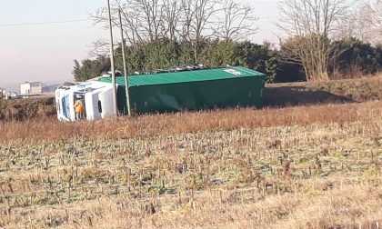 Camion ribaltato: resta lì quasi 24 ore