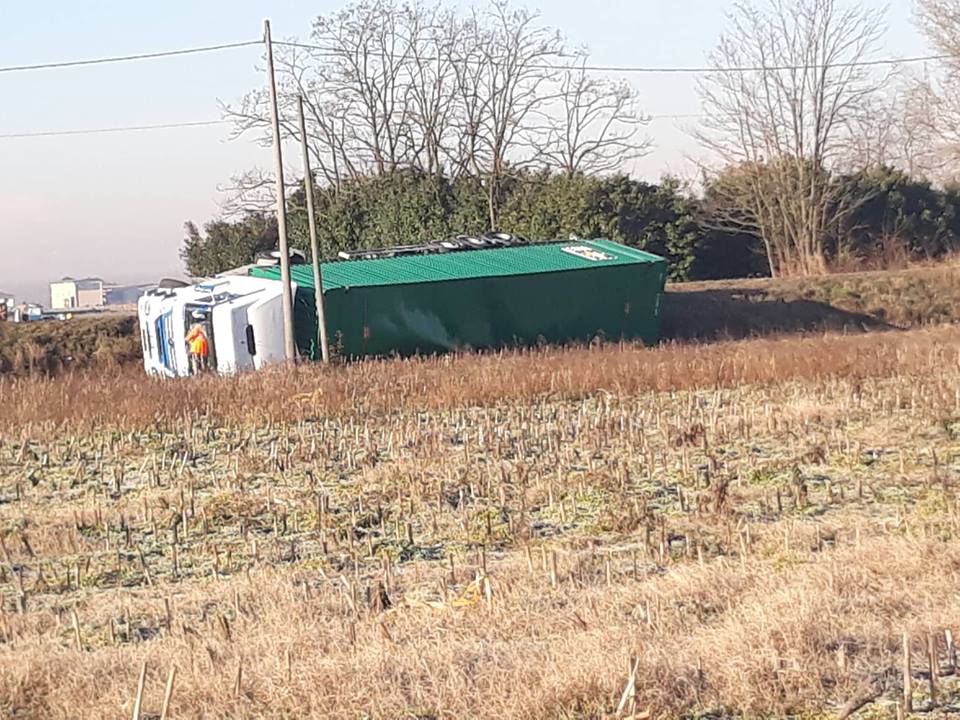 Camion ribaltato: resta lì quasi 24 ore
